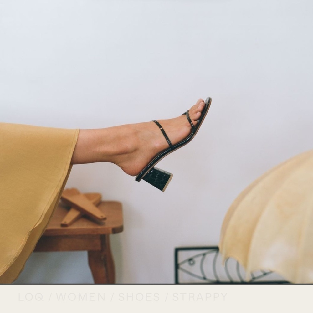 LOQ MANOLA SANDALS - BLACK PATENT CROC - Picture 2 of 15